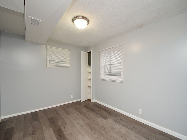 Building Photo - Spacious Living