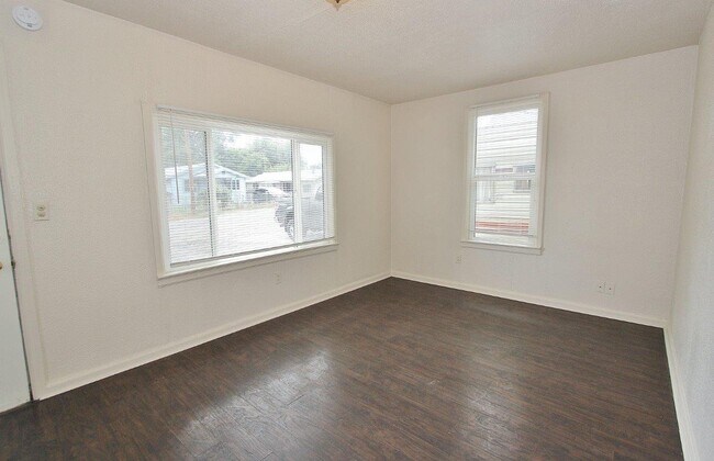 Building Photo - 811 8th Ave N