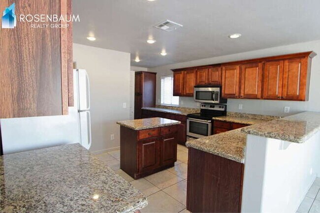 Building Photo - Beautiful 3-beds, 2.5-baths home nestled in Surprise!