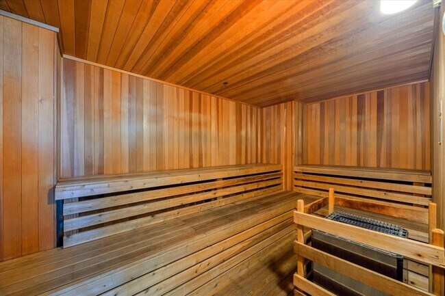 Building Photo - 801 E Beach Dr