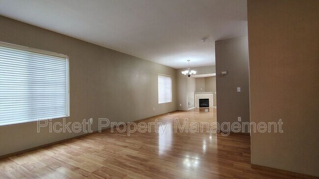 Building Photo - 1108 NE Beaumont Ln