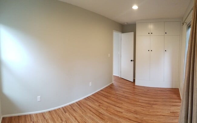 Building Photo - 5 bedrooms 2 baths close to campus and huge Backyard!