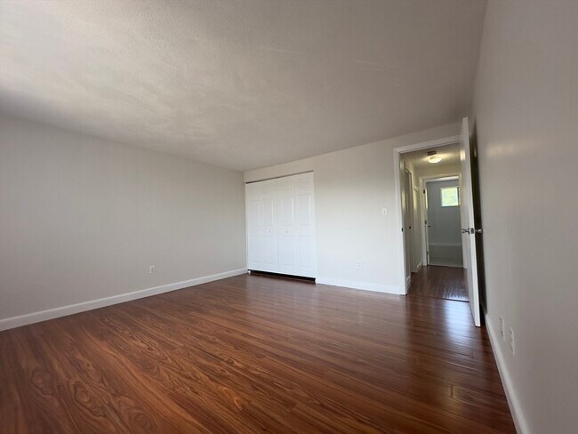 Building Photo - 11 Woodcrest Ct