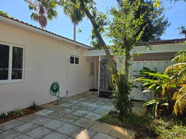 Building Photo - 1152 Bayview Dr