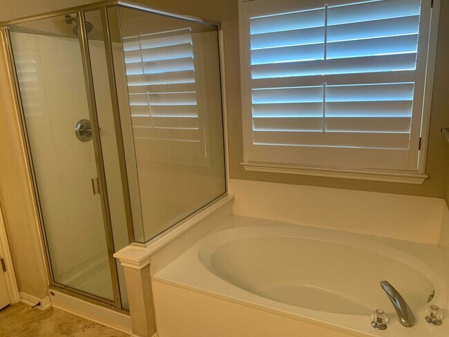 Building Photo - *MOVE IN SPECIAL* Gorgeous Four Bedroom home w/ Community POOL!!