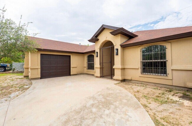 Building Photo - 204 N Espana Dr