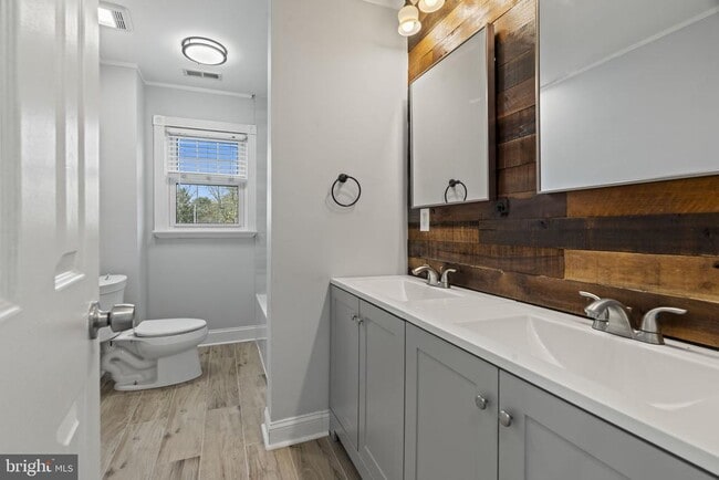 Building Photo - 418 Delview Ln