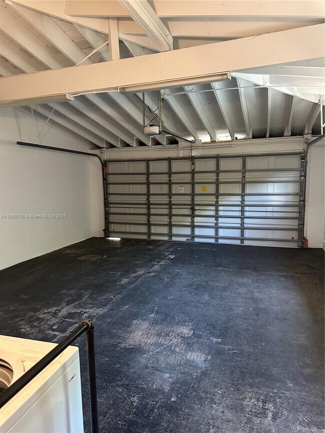 Building Photo - 527 Gerona Ave