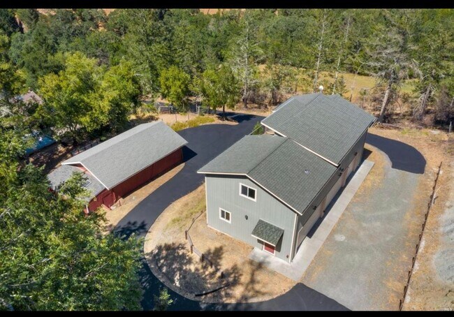 Building Photo - Unique large 1 bedroom 1 bath 4 car garage!!!