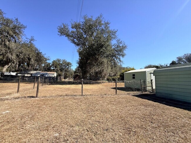Building Photo - Super Cute 2/2 on almost half acre!