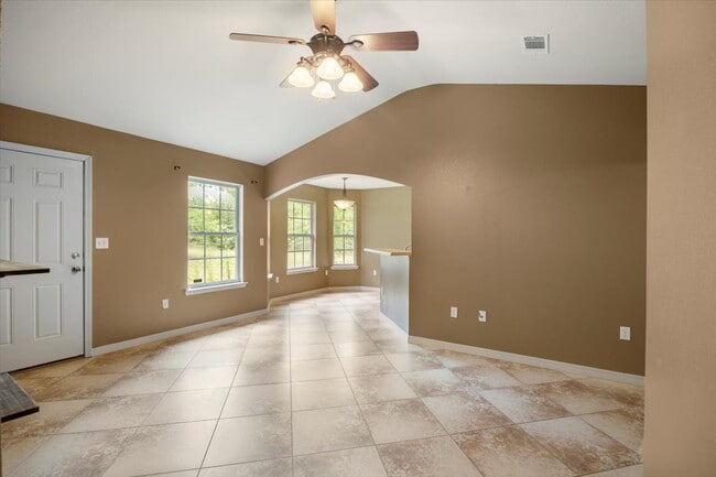 Building Photo - Charming 3 Bed / 2 Bath - Avail. 8/10/26
