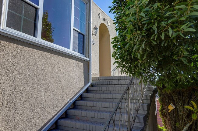 Building Photo - 3 Bed / 2 Bath charming home in upscale neighborhood near Glen Park. YouTube Tour!!