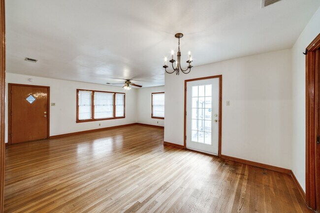 Building Photo - BEAUTIFUL MID-CENTURY HOME IN DELLVIEW