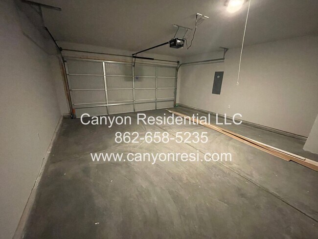 Building Photo - Great Location near everything, beautirul 4 Br 2 Bath