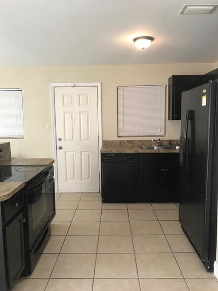 Building Photo - 331 A Ln