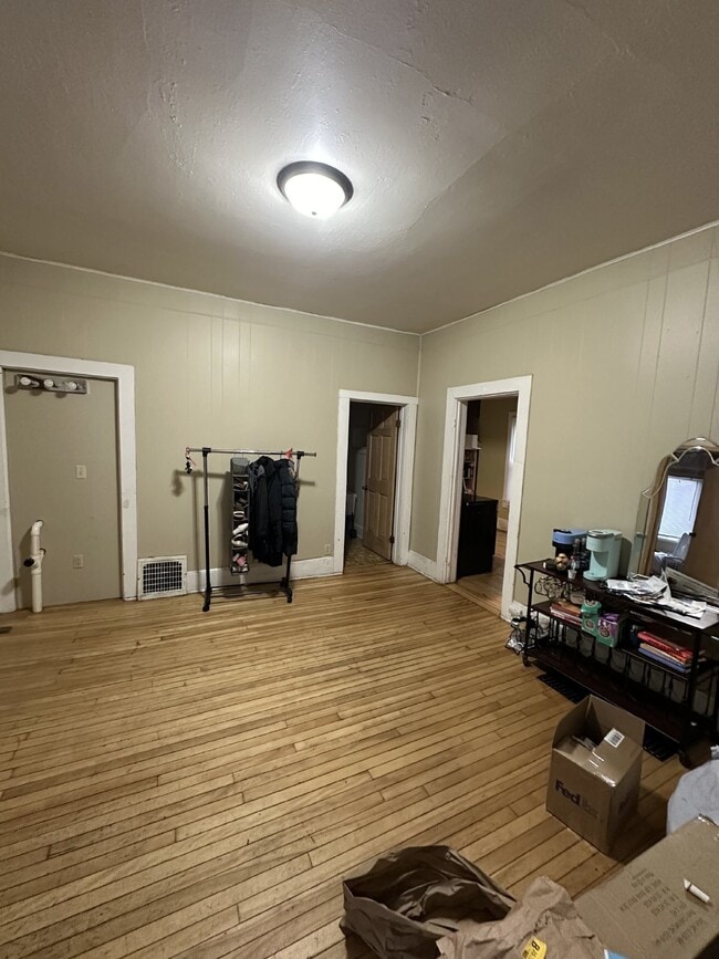 Building Photo - 4 Bed 2 Bath close to UWEC!