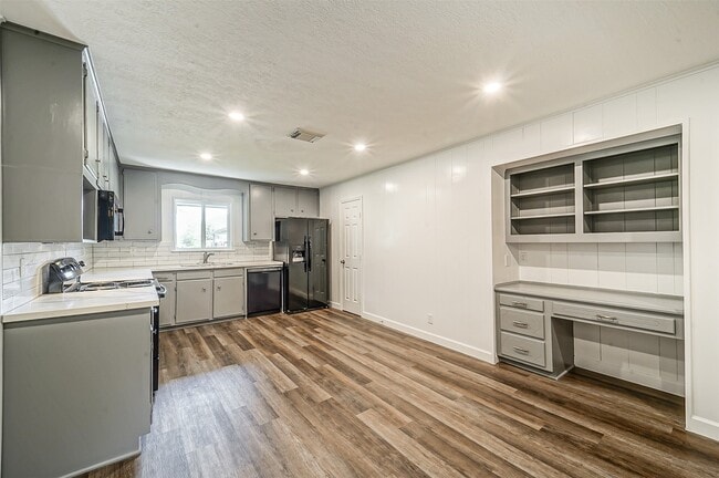 Building Photo - 2605 Leslie St