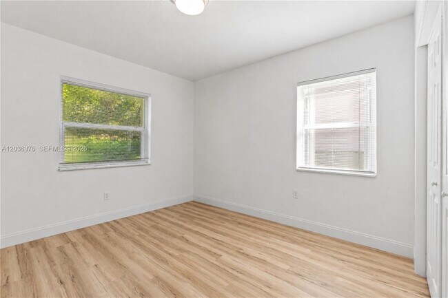 Building Photo - 2530 SW 27th St