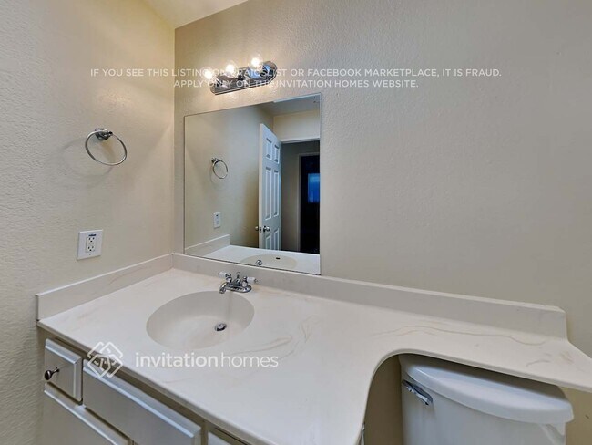 Building Photo - 15111 Wavecrest Dr