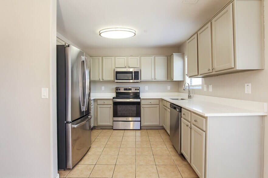 Building Photo - 8961 S 253rd Ave