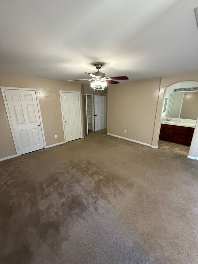 Building Photo - Spacious 3-Bedroom, 2-Bathroom Home in Sou...