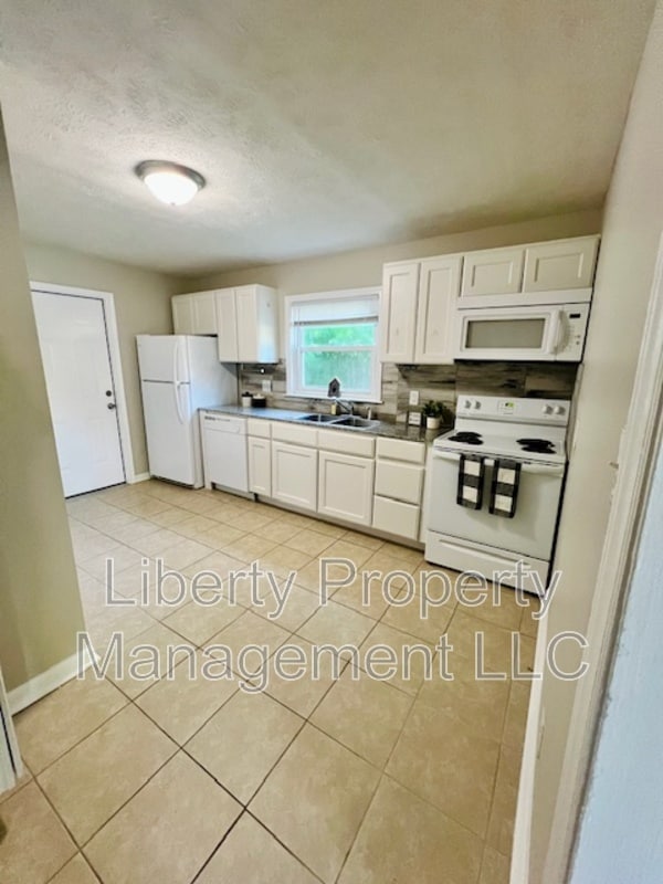 Building Photo - 815 Poplar Dr