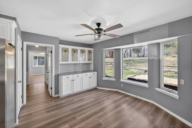 Building Photo - 1910 W 4th St S