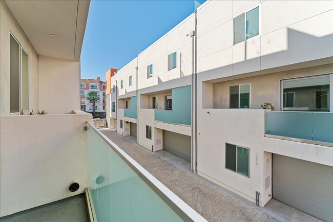 Building Photo - Stunning Three Bedroom Townhome Now Availa...