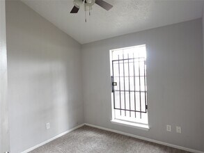 Building Photo - 10811 Thorncliff Dr