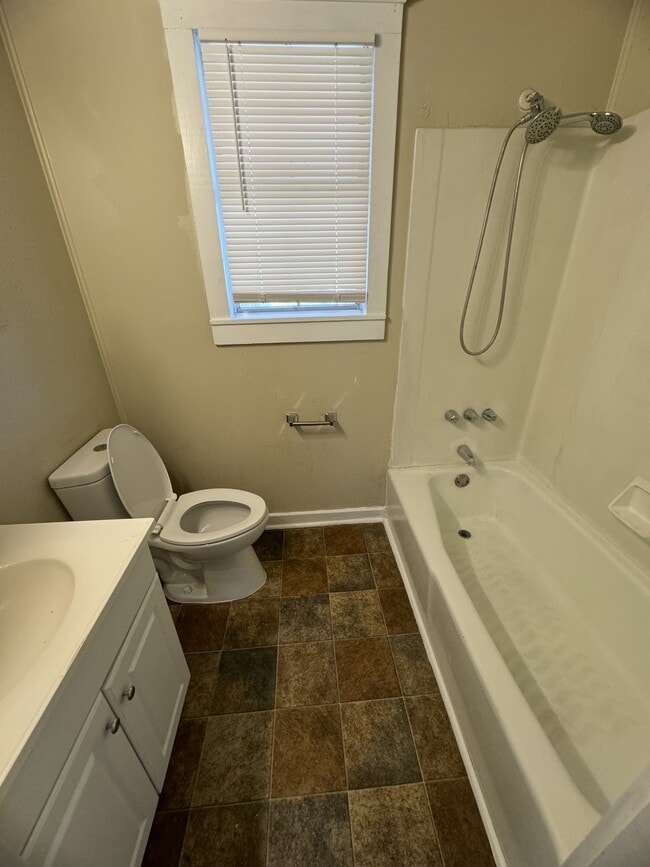 Building Photo - 302 N Burleson St