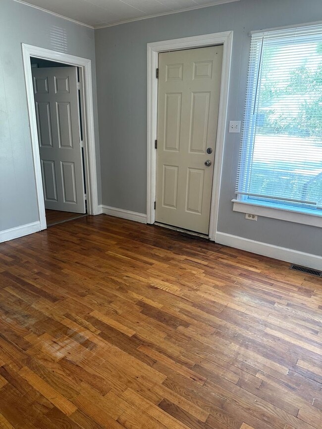 Building Photo - 2 bedrooms, 1 bath on large lot with garage