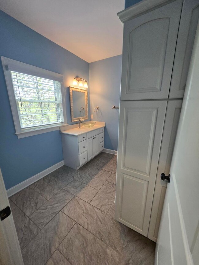 Building Photo - Luxury 4-Bedroom Home with Outdoor Oasis i...