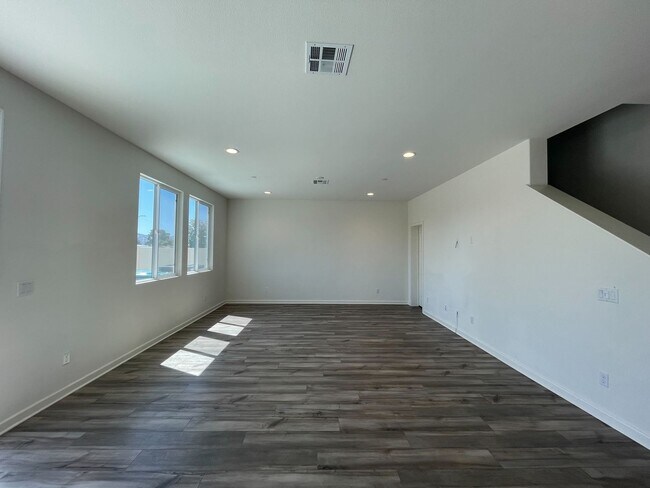 Building Photo - 5-Bedroom Home, Including In-Law Suite, in...