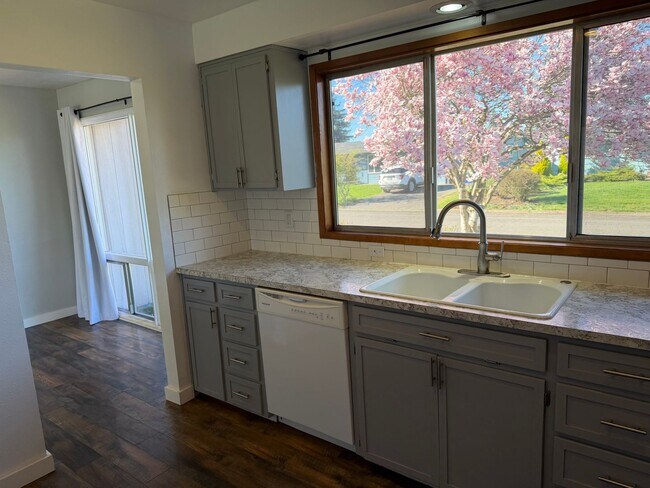 Building Photo - Updated 3 bedroom 1.5 bathroom house in Springfield!