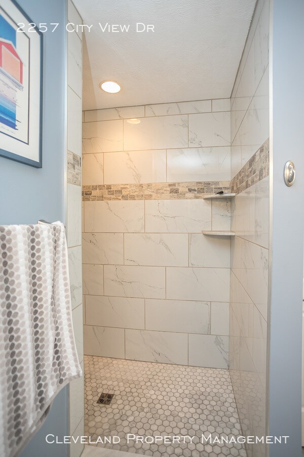 Building Photo - Stylish Tremont Townhome!
