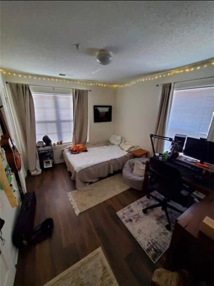 Building Photo - 186 University Village Dr