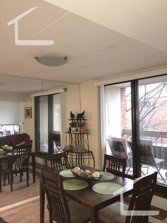 Building Photo - Charming 2 Bedroom