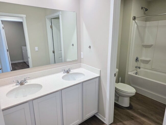 Building Photo - 655 NW Williamsburg Ln