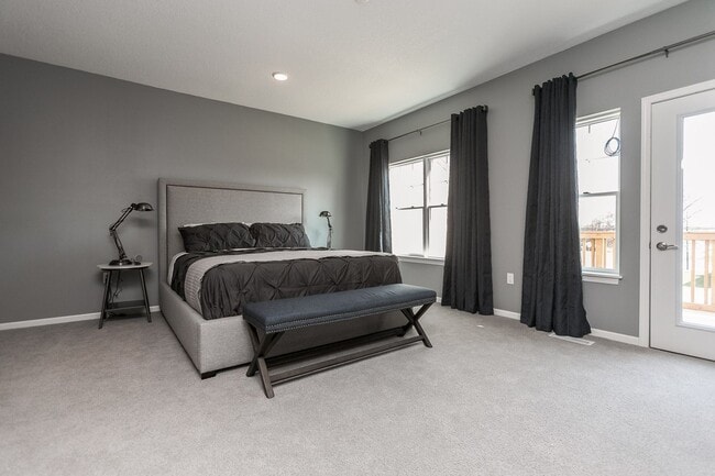 Building Photo - Fully Furnished Townhome Blocks Away From Downtown