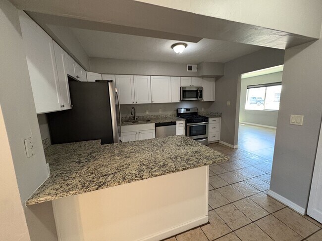 Building Photo - Central Tucson, close to University of Arizona and more!!!