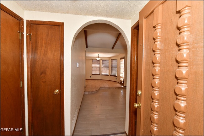 Building Photo - 4872 Maureen Cir