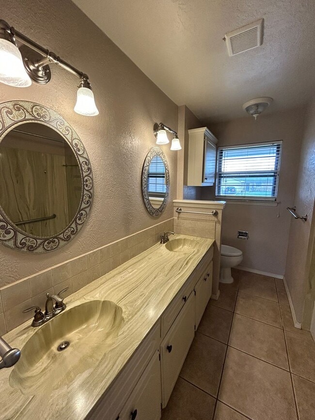 Building Photo - 3 bedroom, 1 3/4 baths NOW AVAILABLE in the Eisenhower School District!