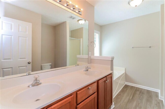 Building Photo - 1500 Cedar Hill