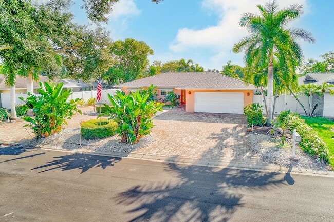 Building Photo - 3-Bedroom, 2-Bath Seminole Home – Fully Furnished & Move-In Ready!