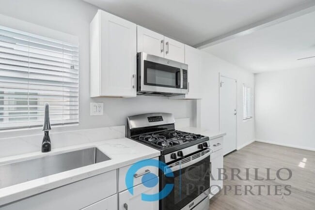 Building Photo - 4853 Mansfield St