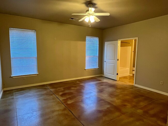 Building Photo - Spacious 2 bed 2 bath in the Plaza District!!