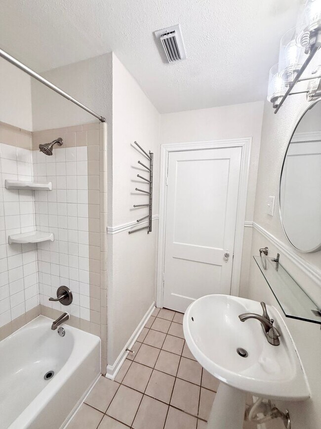 Building Photo - GAL13