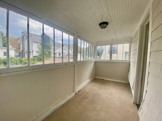 Building Photo - 825 Elmore Ave