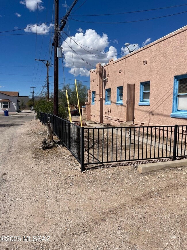Building Photo - 334 N Vine Ave