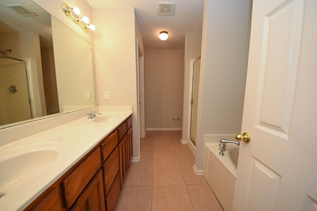Building Photo - Great curb appeal home with 3 beds and 2 b...